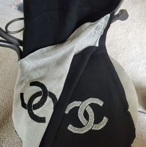 Black and white reversible scarf